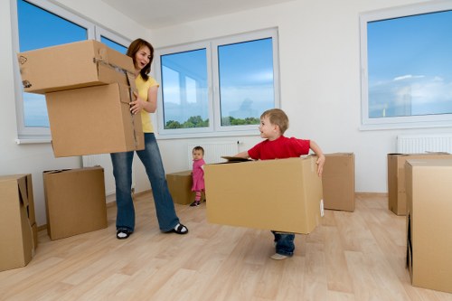 Delivery and unloading arrangements for a cross-border moving service